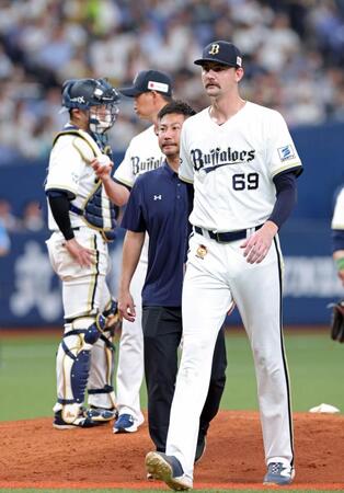 ３回、降板を命ぜられベンチへ引き揚げるジェリー（撮影・立川洋一郎）