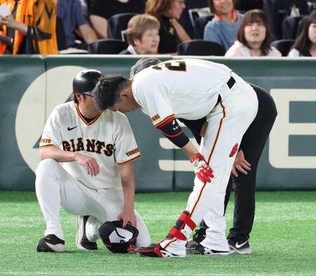 　５回、一塁を駆け抜けた後、足をおさえる戸郷　