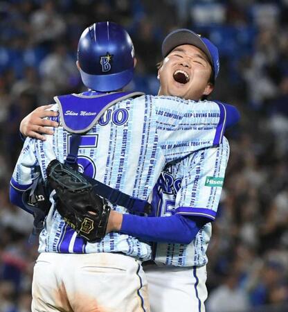 　完封勝利を挙げ、松尾（左）と抱き合う石田裕（撮影・佐藤厚）