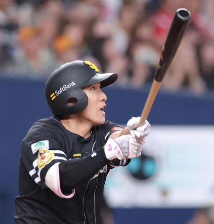 ７回、右中間スタンドへ３ランを放つ代打・柳田（撮影・立川洋一郎）