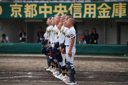 校歌を歌う京都工学院ナイン