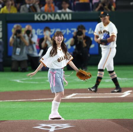 ファーストピッチを務めたももいろクローバーＺ・佐々木彩夏（撮影・佐々木彰尚）