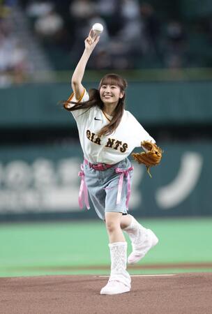ファーストピッチを行うももいろクローバーＺの佐々木彩夏（撮影・西岡正）
