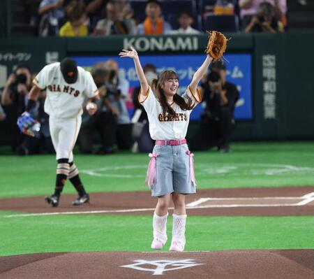 ファーストピッチを務めたももいろクローバーＺ・佐々木彩夏（撮影・佐々木彰尚）