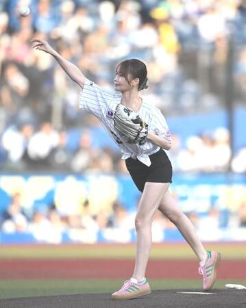 始球式を務める新谷姫加（撮影・開出牧）