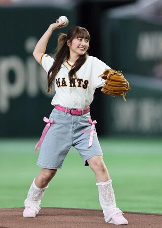 ファーストピッチを行う佐々木彩夏（撮影・田中太一）