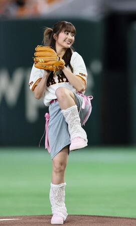ファーストピッチを行う佐々木彩夏（撮影・田中太一）