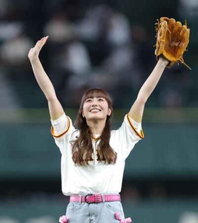 ファーストピッチを行ったもいろクローバーＺの佐々木彩夏（撮影・西岡正）