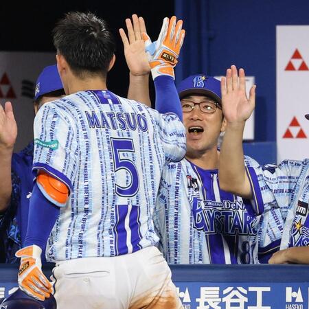 ６回、左中間ソロを放った松尾（５）とタッチを交わす相川監督