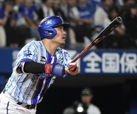 ５回、筒香は右越えに５号逆転２ランを放つ（撮影・佐藤厚）