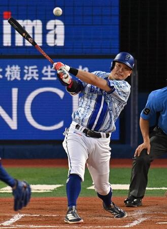 ３回、筒香が先制の中前打を放つ