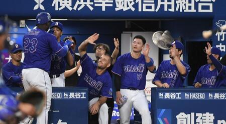 ４回、サノーは右越えに勝ち越しソロを放ち、ナインに迎えられる（撮影・佐藤厚）