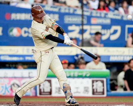 ２回、吉田が右中間に先制ソロを放つ