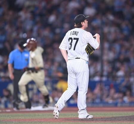 ６回、野村（後方）に逆転の左越え２ランを打たれた小野（撮影・開出牧）