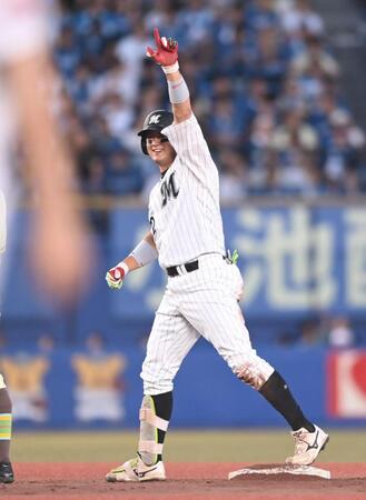 ３回、勝ち越しの左前適時打を放ちポーズを決める佐藤（撮影・開出牧）