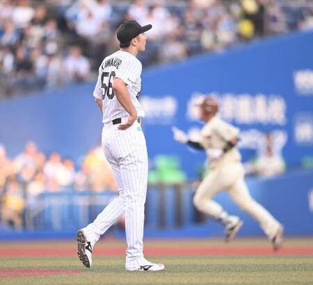 ２回、吉田（後方）に先制の右越えソロを打たれた河村（撮影・開出牧）