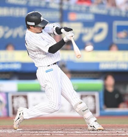 ２回、同点の左前適時打を放つ友杉（撮影・開出牧）