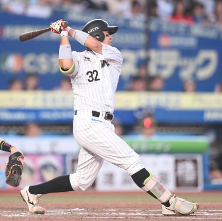 ３回、勝ち越しの左前適時打を放つ佐藤（撮影・開出牧）