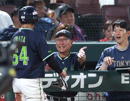 ７回、奥川の勝ち越し適時内野安打で生還した岩田を迎える池山監督（中央）＝撮影・北村雅宏