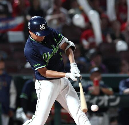 ７回、勝ち越しとなる適時内野安打を放つ奥川（撮影・北村雅宏）
