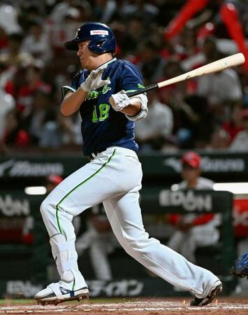 ７回、奥川が遊撃に適時内野安打を放つ