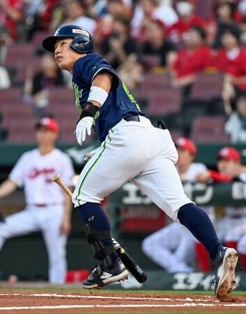 １回、増田が左越えに先制ソロを放つ