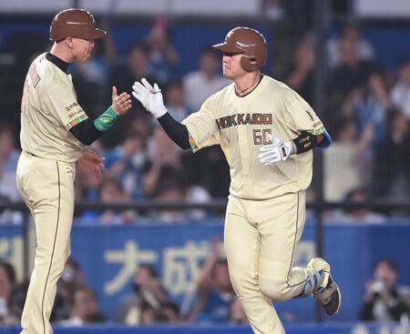 ７回、ソロ本塁打を放ち森本コーチ（左）とタッチを交わす吉田（撮影・開出牧）