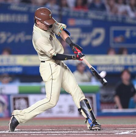 ６回、逆転の左越え２ランを放つ野村（撮影・開出牧）