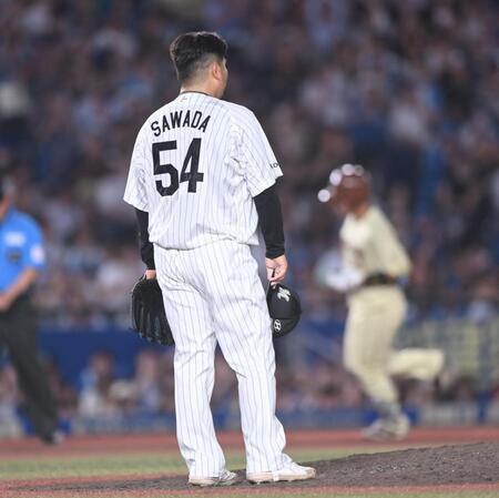 ７回、吉田（後方）にソロ本塁打を打たれた沢田（撮影・開出牧）