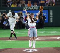 ファーストピッチを務めたももいろクローバーＺ・佐々木彩夏（撮影・佐々木彰尚）