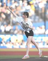 始球式を務める新谷姫加（撮影・開出牧）