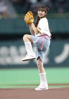 ファーストピッチを行うももいろクローバーＺの佐々木彩夏（撮影・西岡正）