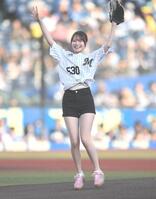 始球式を務めスタンドの拍手に応える新谷姫加（撮影・開出牧）