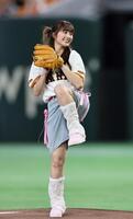 ファーストピッチを行う佐々木彩夏（撮影・田中太一）