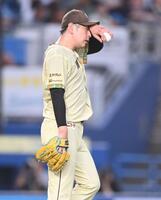 ３回、佐藤に勝ち越しの左前適時打を打たれた加藤（撮影・開出牧）