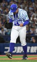 ６回、石川昂を空振り三振に仕留め、吠える東（撮影・佐藤厚）