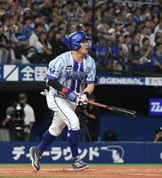 ５回、筒香嘉智は右越えに５号逆転２ランを放つ（撮影・佐藤厚）