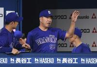 冴えない表情の井上監督（撮影・佐藤厚）