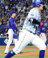 ５回、筒香（手前）に２ランを浴びた松葉