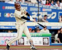 ２回、吉田が右中間に先制ソロを放つ