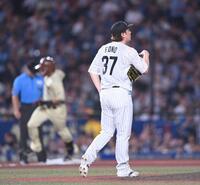 ６回、野村（後方）に逆転の左越え２ランを打たれた小野（撮影・開出牧）