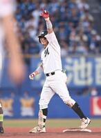 ３回、勝ち越しの左前適時打を放ちポーズを決める佐藤（撮影・開出牧）