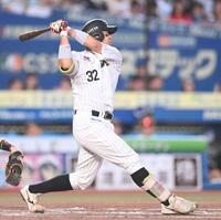 ３回、勝ち越しの左前適時打を放つ佐藤（撮影・開出牧）