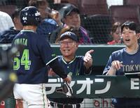 ７回、奥川の勝ち越し適時内野安打で生還した岩田を迎える池山監督（中央）＝撮影・北村雅宏