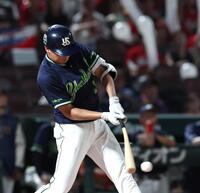 ７回、勝ち越しとなる適時内野安打を放つ奥川（撮影・北村雅宏）