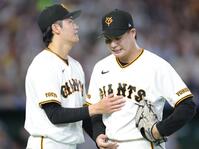 ６回、２失点し、西舘（左）に慰められる田和（撮影・西岡正）