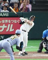 ８回、キャベッジは左越えにソロを放つ（撮影・佐々木彰尚）