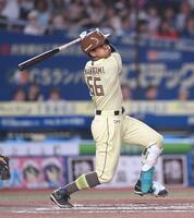 ７回、右越え３ランを放つ万波（撮影・開出牧）