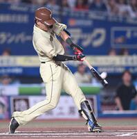 ６回、逆転の左越え２ランを放つ野村（撮影・開出牧）