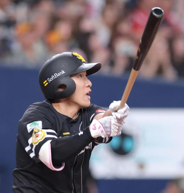 ７回、右中間スタンドへ３ランを放つ代打・柳田（撮影・立川洋一郎）